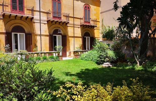 Palermo Cama Y Desayuno | Garden Suite in private villa on Via Libertà