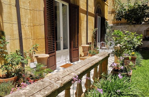 Palermo Cama Y Desayuno | Garden Suite in private villa on Via Libertà