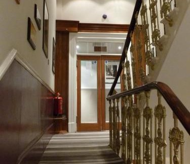 Earl's Court Hotel | Garden View Hotel