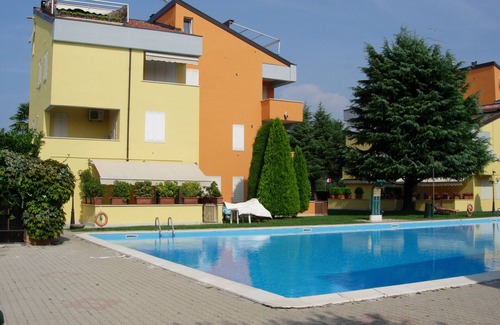 Lugana Apartamento | Apartamento Garden Ville, apartamento de dos habitaciones en residencia con piscina y jardín.