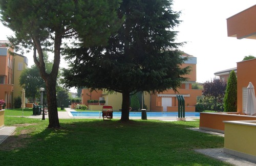 Lugana Apartamento | Apartamento Garden Ville, apartamento de dos habitaciones en residencia con piscina y jardín.