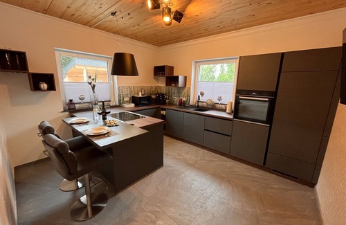Habscheid Apartamento | Garden/whirlpool/combination sauna large kitchen, rain shower. Very modern