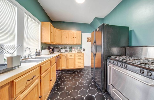 Garfield Heights Casa | Modern Garfield Heights Home: 13 Mi to Cleveland!