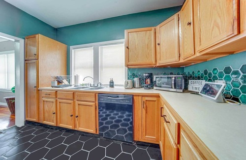 Garfield Heights Casa | Modern Garfield Heights Home: 13 Mi to Cleveland!