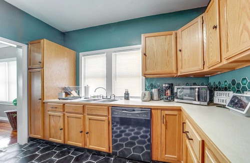Garfield Heights Casa | Modern Garfield Heights Home: 13 Mi to Cleveland!