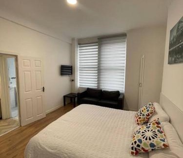 Broad Green Apartamento | Garnet - Deluxe London Studio