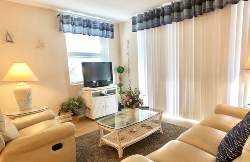 Bonita Springs Condominio | Garrett's Bonita Beach & Tennis Condo 1 Bedroom Condo by Redawning