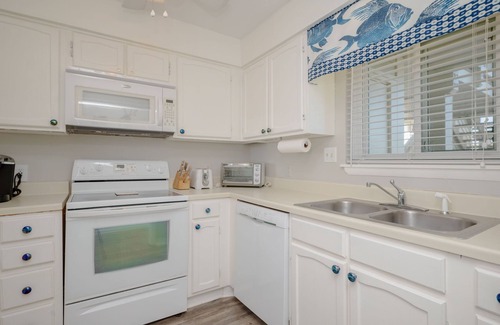 Caswell Beach Condominio | Garris Hideaway # 2: 2 BR / 2 BA condo en Caswell Beach, capacidad para 6