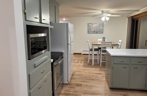 Green Bay Casa | Gary's Game-Day Getaway only 1.4 miles from Lambeau!
