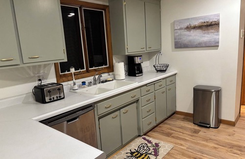 Green Bay Casa | Gary's Game-Day Getaway only 1.4 miles from Lambeau!