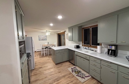 Green Bay Casa | Gary's Game-Day Getaway only 1.4 miles from Lambeau!
