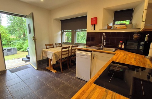 Laurencekirk Cabaña | Gate Lodge - historic rural cottage with hot tub, Aberdeenshire