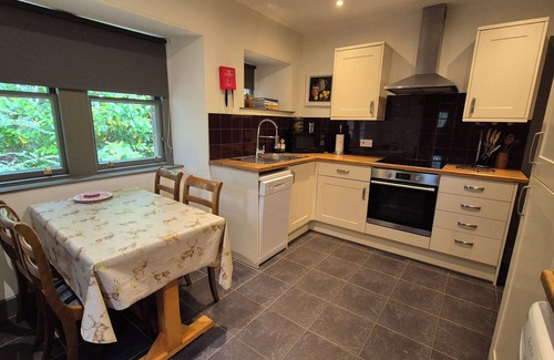 Laurencekirk Cabaña | Gate Lodge - historic rural cottage with hot tub, Aberdeenshire