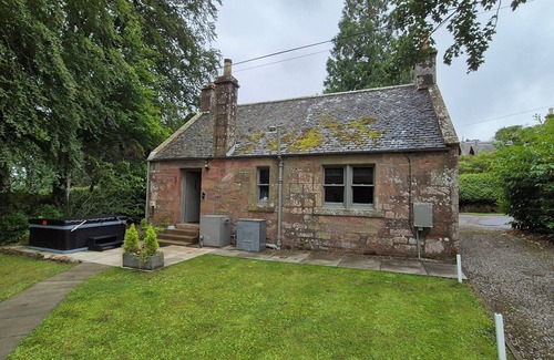 Laurencekirk Cabaña | Gate Lodge - historic rural cottage with hot tub, Aberdeenshire