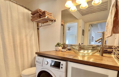 Mueller Condominio | Gated 2 bed Condo near Mueller Lake Park!