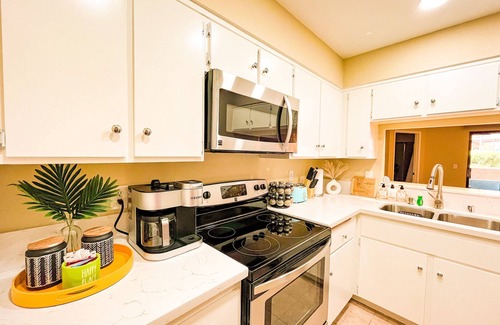Rancho Cucamonga Condominio | Gated 2Be/1Ba condo w/pool near ONT Airport