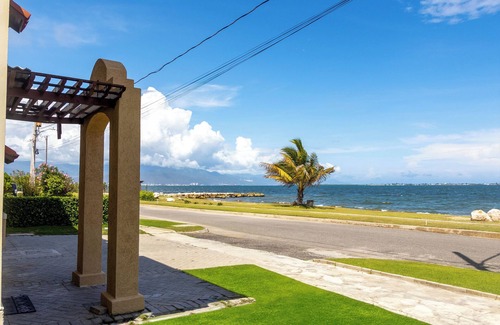 Portmore Casa | Gated Beachfront House - 10 Minutes from Kingston
