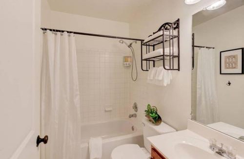 Midtown Apartamento | Gated Cottage Walking Distance to Overton Square