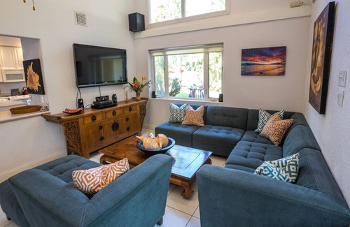 Historic Lahaina Front Street Casa | Privado, cerrada con piscina, 2 min. Camina a la playa y Lahaina, Lush, Aloha Spirit!