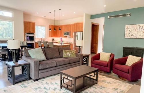 Husum Casa | Gated luxury home along the White Salmon River