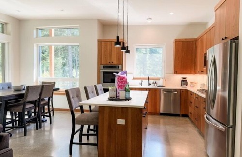 Husum Casa | Gated luxury home along the White Salmon River