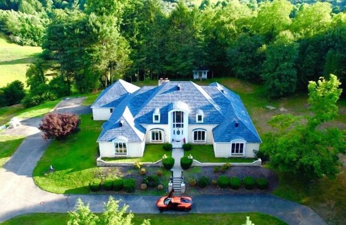 Andover Casa | Gated Mansion: Basketball Court, Movie Theater, Views, & free vineyard tours !