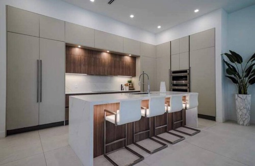 Palmetto Bay Casa | Gated Modern Miami Mansion w/Pool Gym Bar & Office