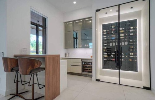 Palmetto Bay Casa | Gated Modern Miami Mansion w/Pool Gym Bar & Office