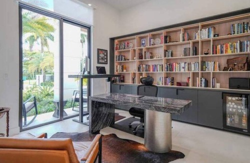 Palmetto Bay Casa | Gated Modern Miami Mansion w/Pool Gym Bar & Office