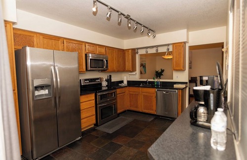Tucson Casa | Gated Oasis: Garage, Resort Pool & Spa, Ultra-Fast WiFi by I-10/Grant