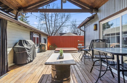 Tulsa Chalet De Esquí | Gated Private Chalet with Hot Tub