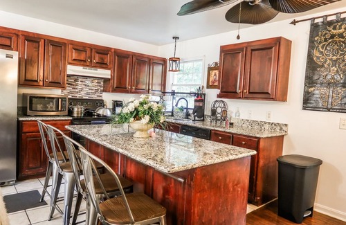 Goodlettsville Cabaña | Gated Private Hilltop Villa, 3 bed, 3 bath, pool, spa on 50 acres, near airport