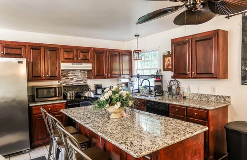 Goodlettsville Cabaña | Gated Private Hilltop Villa, 3 bed, 3 bath, pool, spa on 50 acres, near airport