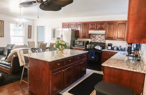 Goodlettsville Cabaña | Gated Private Hilltop Villa, 3 bed, 3 bath, pool, spa on 50 acres, near airport