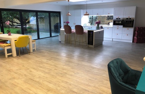 Rushmoor District Casa | Gated property!!! Open plan at its best