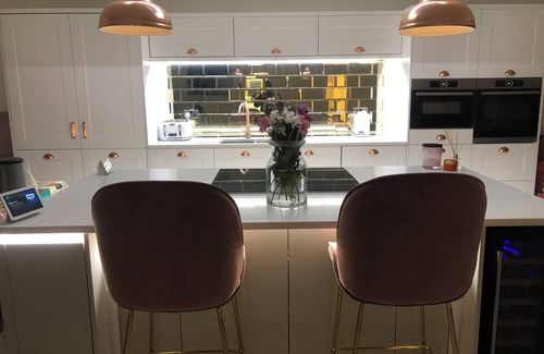 Rushmoor District Casa | Gated property!!! Open plan at its best