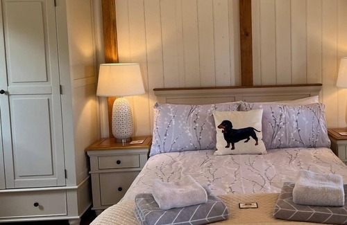 Ham Cabina | Gatehouse Lodge a bespoke Lodge on working farm with a distant sea view and a secluded garden with fire.