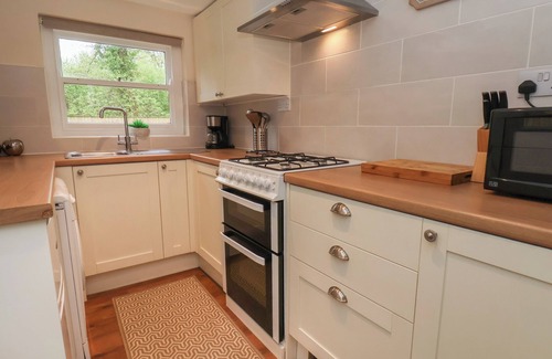Easington Cabaña | GATEKEEPERS, pet friendly, with hot tub in Easington