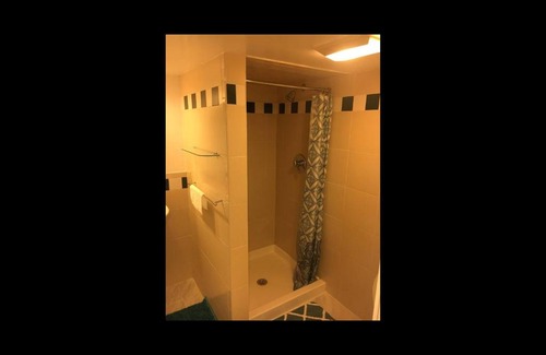 Charles Village Casa | Gateway en-suite bedroom only one bed next jhu