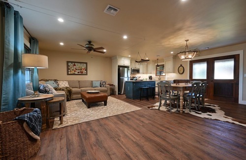 Fredericksburg Casa | ¡Casa de lujo en Fredericksburg, frente a bodegas y cerca de la ciudad!