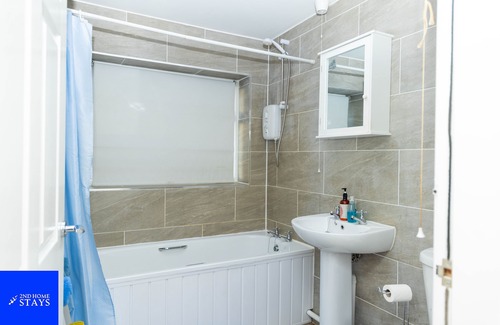 West Bromwich Apartamento | "Gateway to Birmingham: Find Your Comfort Zone at 2ndHomeStays-West Bromwich!"