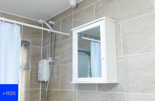 West Bromwich Apartamento | "Gateway to Birmingham: Find Your Comfort Zone at 2ndHomeStays-West Bromwich!"