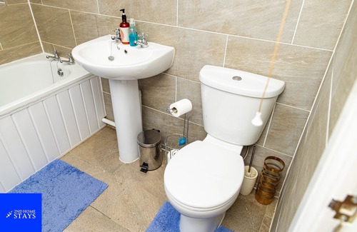 West Bromwich Apartamento | "Gateway to Birmingham: Find Your Comfort Zone at 2ndHomeStays-West Bromwich!"