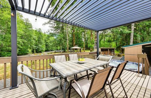 Packwood Casa | Gateway to Mt Rainier Riverfront Haven with Hot Tub