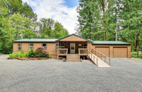 Packwood Casa | Gateway to Mt Rainier Riverfront Haven with Hot Tub