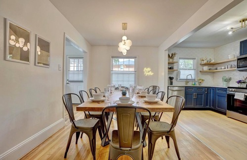 Downtown Casa | Gather! PingPong~6BR~PorchTV~Walk Dtwn~Pets~15+