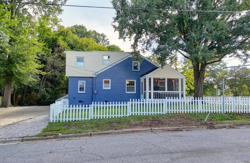 Downtown Casa | Gather! PingPong~6BR~PorchTV~Walk Dtwn~Pets~15+