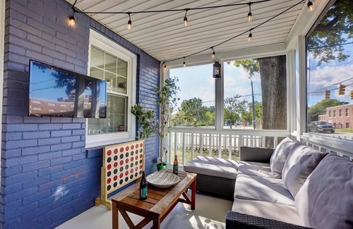 Downtown Casa | Gather! PingPong~6BR~PorchTV~Walk Dtwn~Pets~15+