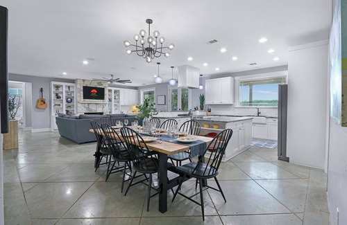 Hays County Casa | Gatlin Getaway I Pool, Hot tub, Stargazing, Family Fun