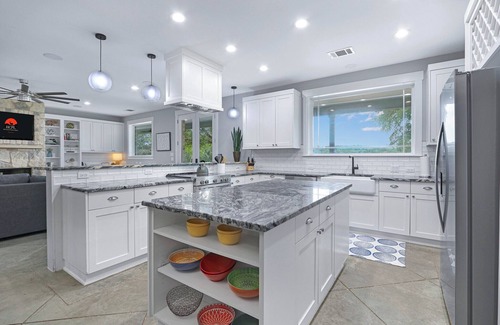 Hays County Casa | Gatlin Getaway I Pool, Hot tub, Stargazing, Family Fun